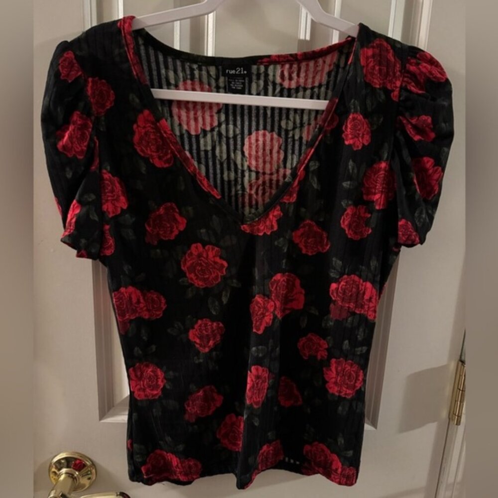 Black and Red Roses Floral Women's Short Sleeve Top